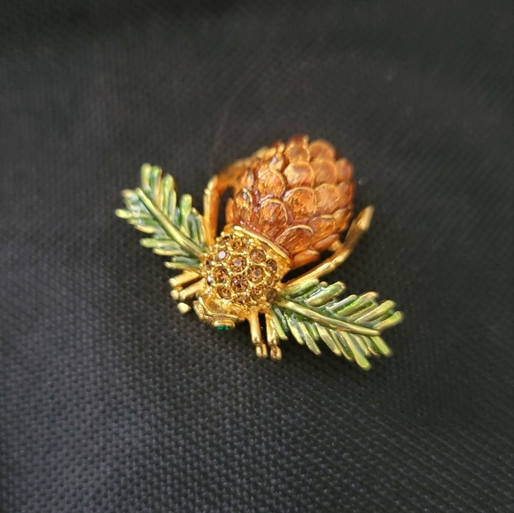 Joan Rivers Brooch - Picture 5 of 6